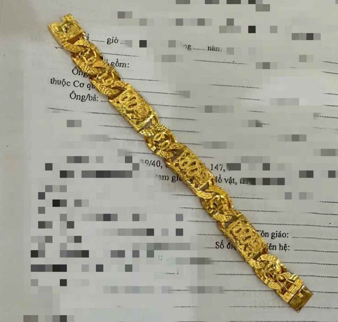 Chiếc lắc tay bị cướp.