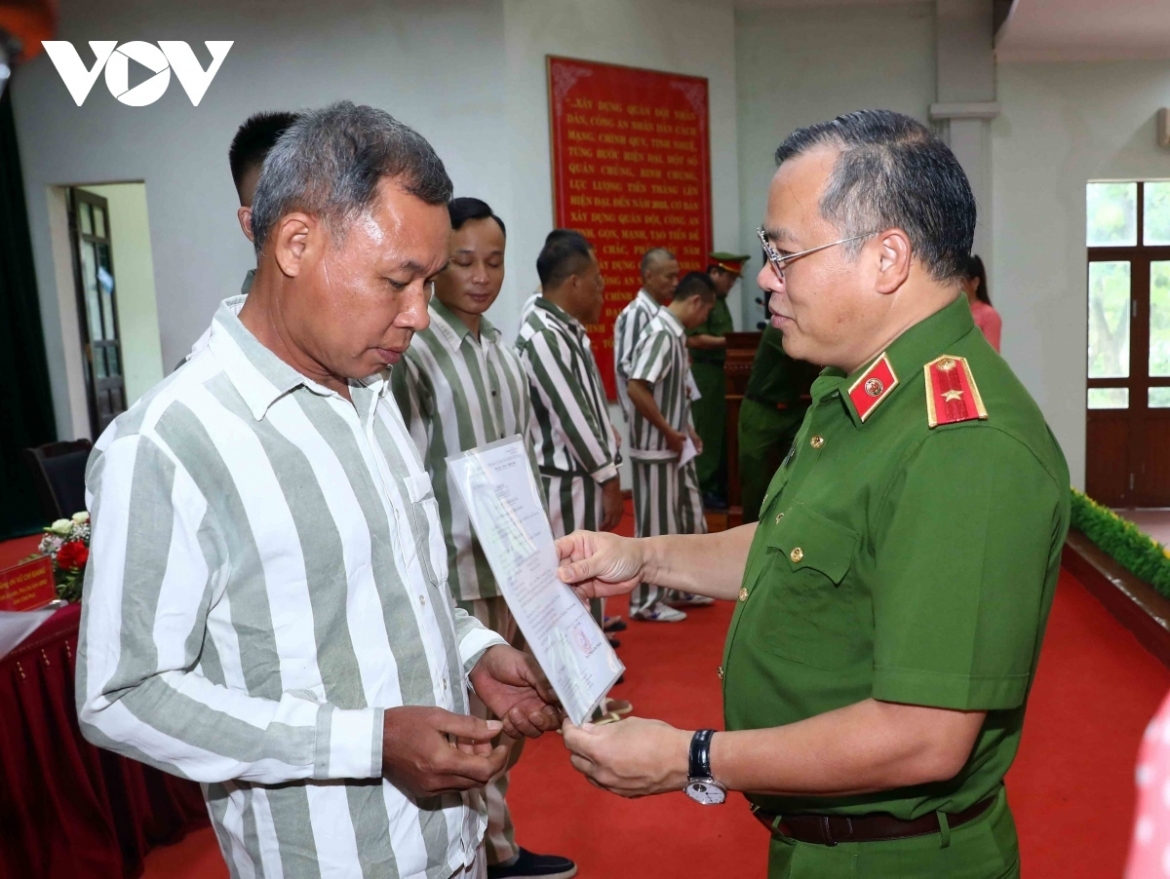 Thiếu tướng Nguyễn Văn Long, Thứ trưởng Bộ Công an trao quyết định đặc xá cho phạm nhân năm 2023 tại Trại giam Phú Sơn.