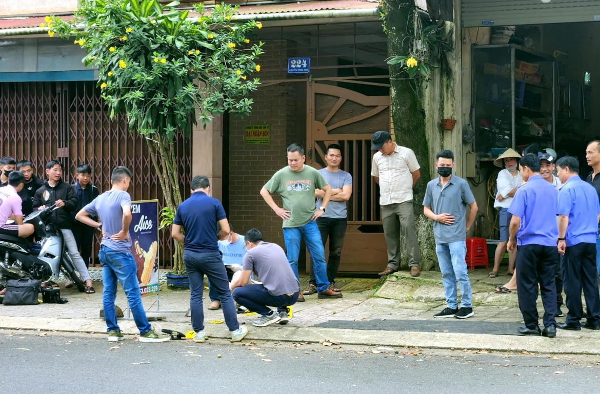 Lực lượng chức năng tổ chức khám nghiệm hiện trường gây án