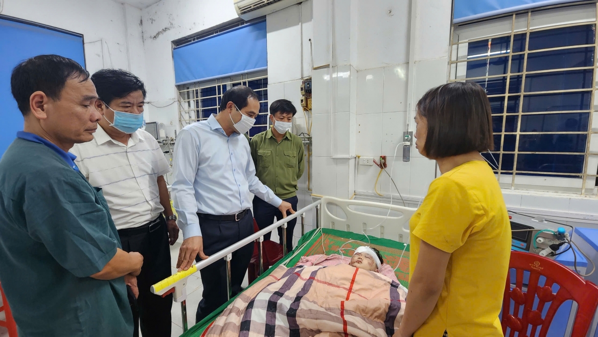 Ông Trịnh Xuân Trường - Chủ tịch UBND tỉnh Lào Cai thăm hỏi các nạn nhân đang điều trị tại bệnh viện