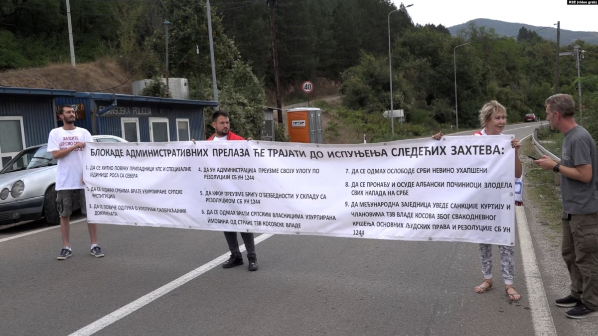 Người biểu tình chặn cửa khẩu Jarinje giữa Serbia và Kosovo ngày 6/9. Ảnh: rferl.org