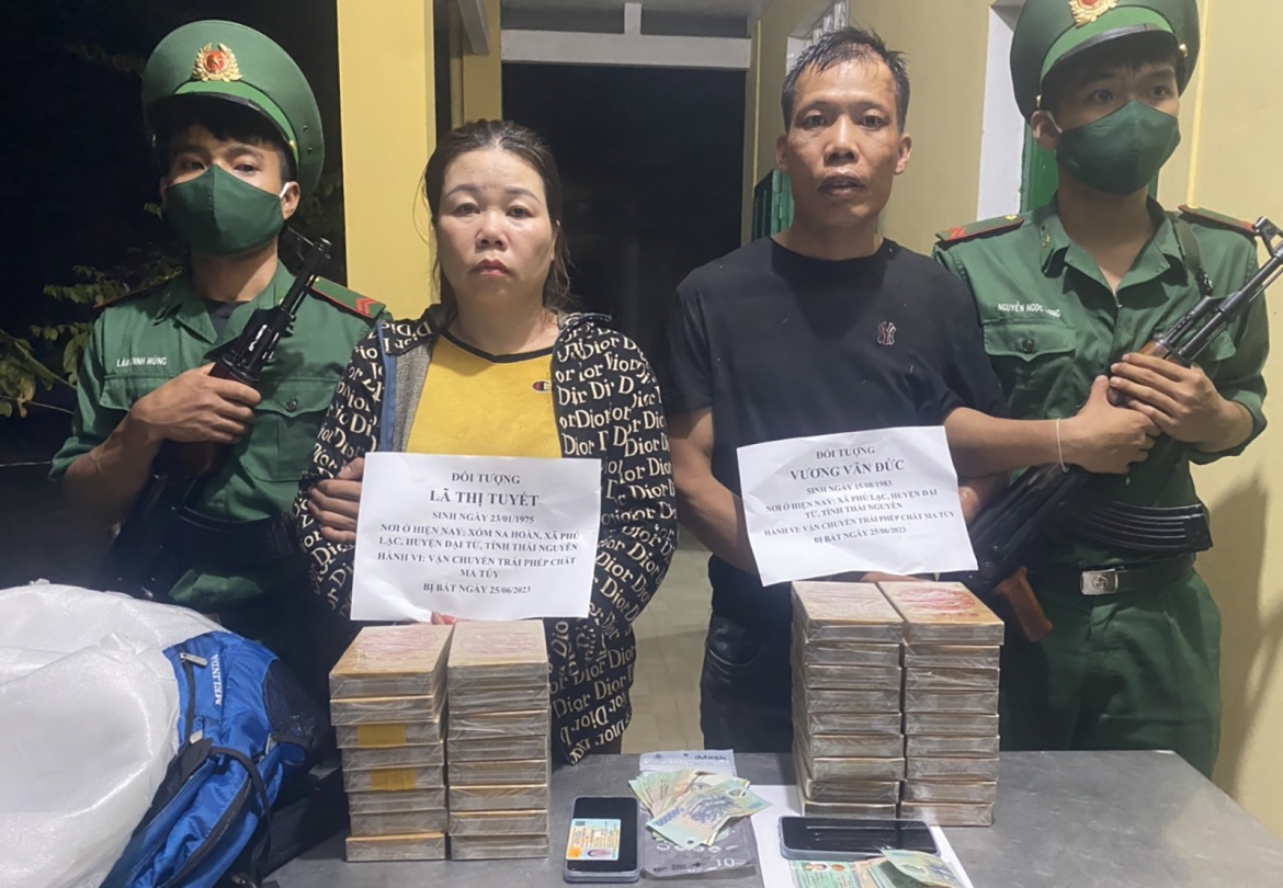 Đối tượng Lã Thị Tuyết và Vương Văn Đức tại thời điểm bị lực lượng chức năng bắt giữ đêm 25/6/2023.