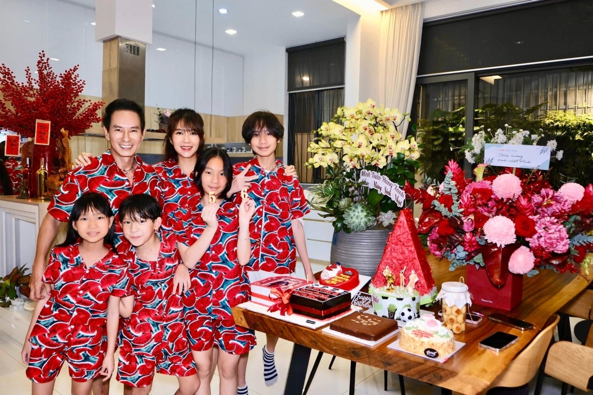 Đạo diễn Lý Hải vừa có buổi tiệc mừng sinh nhật lần thứ 56 bên gia đình và bạn bè, cộng sự trong biệt thự triệu đô ở ngoại thành TP HCM.
