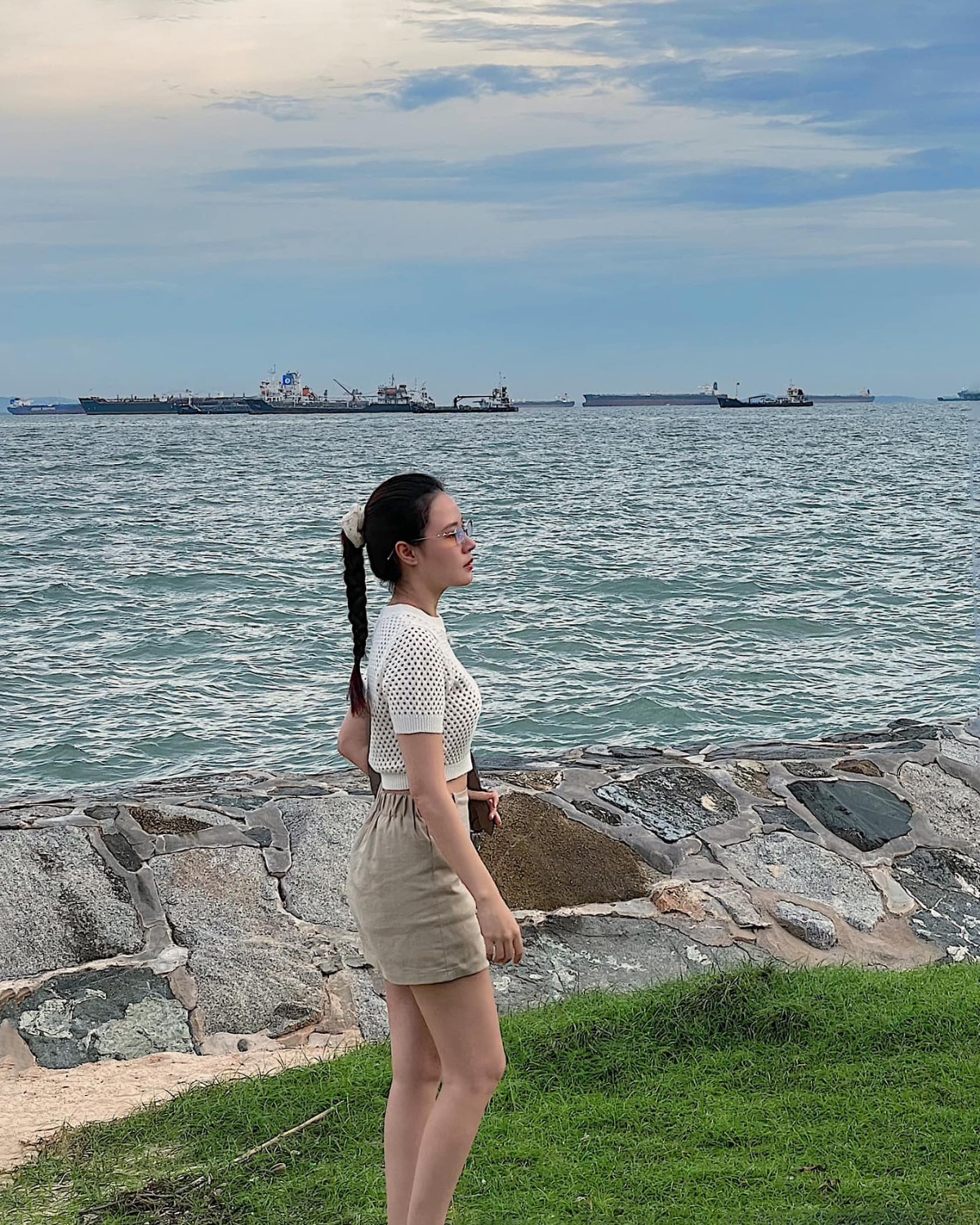 Midu khoe bức ảnh được ông xã chụp trong chuyến vi vu Singapore. Người đẹp cho biết cảm xúc khi ngắm biển: 'Khoảnh khắc đẹp nhất mình nhìn thấy trong ngày hôm nay không phải là biển rộng trước mắt, cũng không phải là bãi cỏ xanh dưới chân, mà là một đôi tình nhân xa xa ngồi bình yên bên nhau ngắm biển. Mỗi khi nhìn hạnh phúc của người khác, mình thấy trong lòng tự nhiên cũng hạnh phúc'.