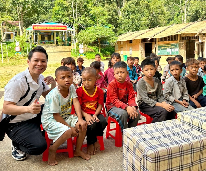 Ngoài thú vui sưu tầm tiền cổ anh Chính Vương còn tích cực tham gia các dự án thiện nguyện - Ảnh: Nhân vật cung cấp