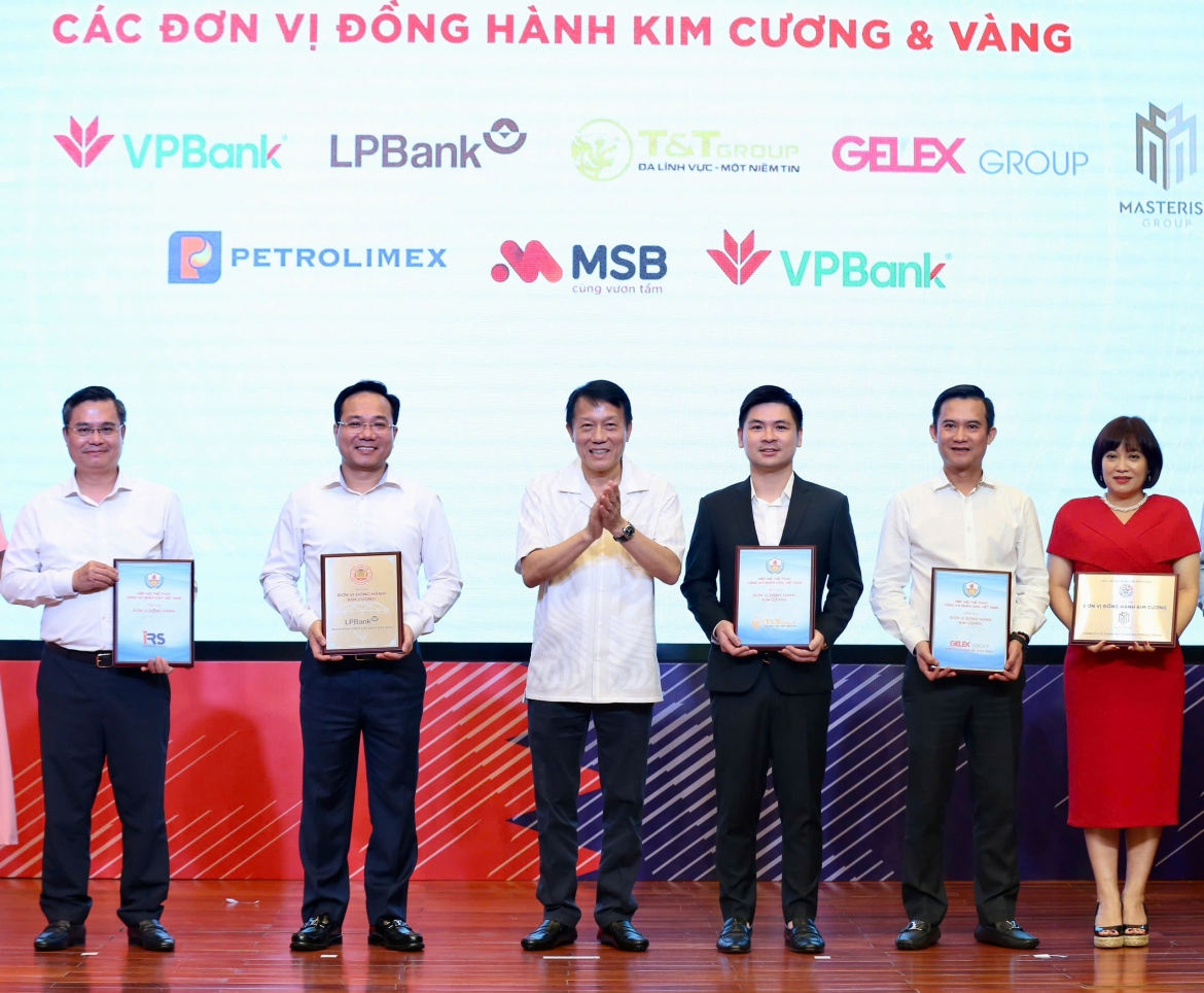 Phó Chủ tịch HĐQT Tập đoàn T&amp;T Group Đỗ Vinh Quang (thứ ba từ phải sang) nhận bảng danh vị nhà đồng hành kim cương từ hiệp hội thể thao CAND.
