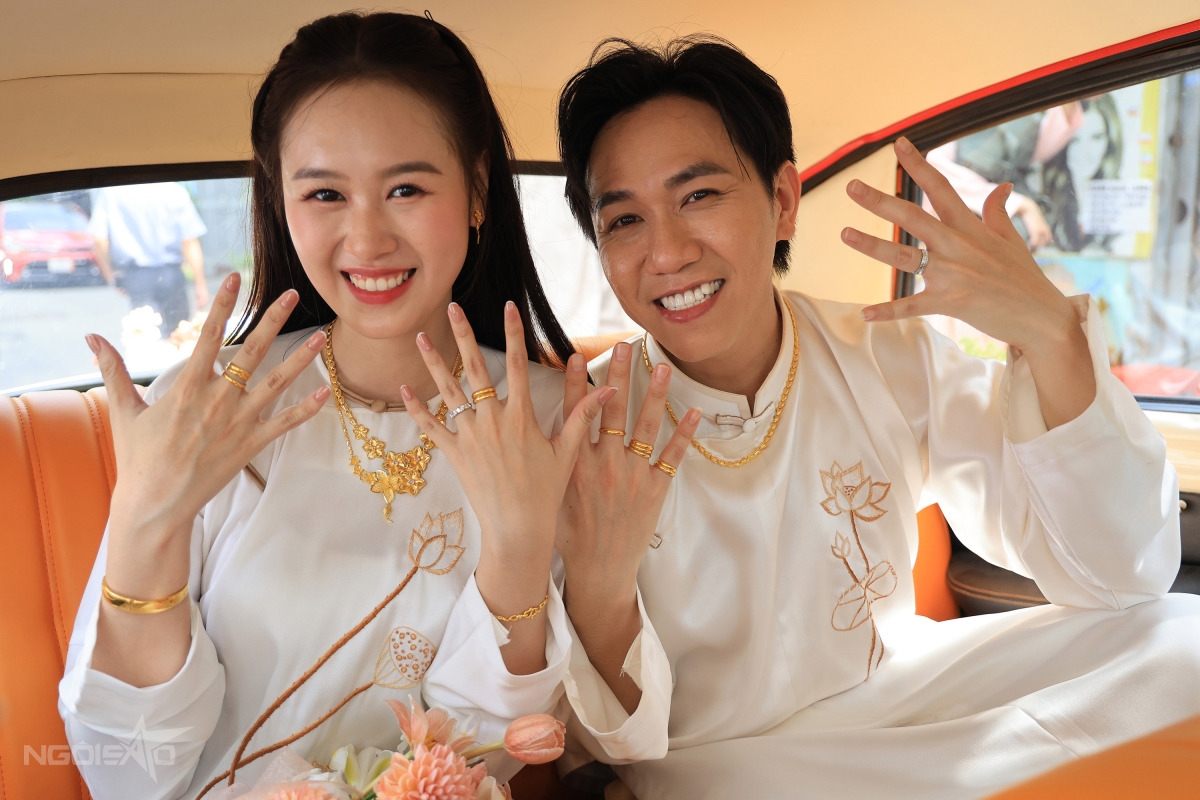 Diễn viên Anh Đức cùng bà xã Anh Phạm cười rạng rỡ, giơ tay khoe số vàng được gia đình hai bên trao tặng trong lễ ăn hỏi sáng 6/9.