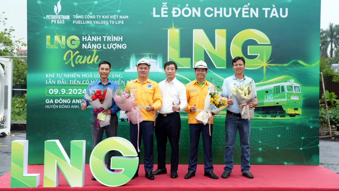 Đại diện lãnh đạo PV GAS và các đơn vị liên quan đón chào chuyến tàu LNG đầu tiên đến ga Đông Anh (Hà Nội)