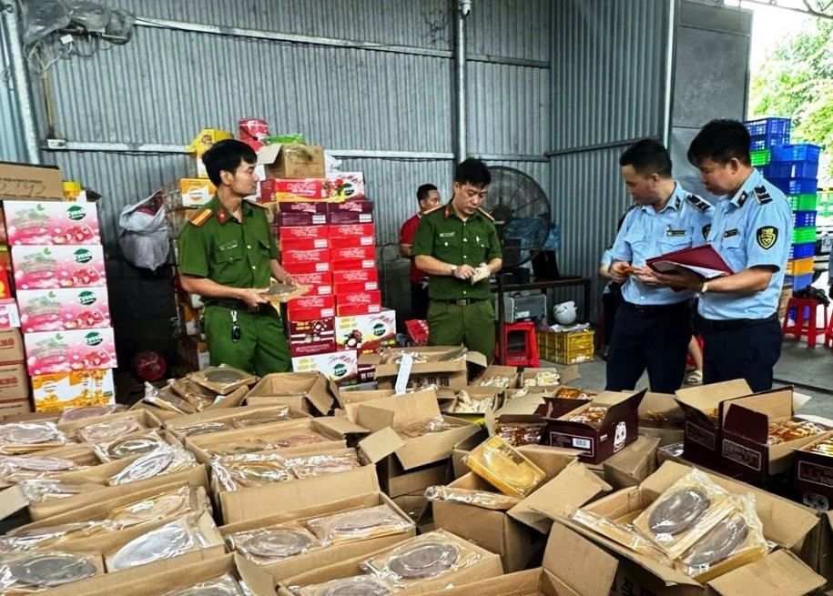 Lực lượng chức năng kiểm tra tại cửa hàng kinh doanh thực phẩm Chí Cường.