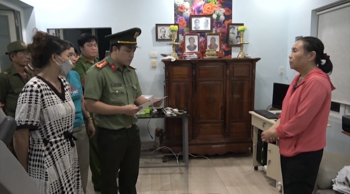 Cơ quan An ninh điều tra Công an TP.HCM tống đạt các quyết định khởi tố vụ án, khởi tố bị can và lệnh bắt tạm giam đối với Nguyễn Thị Hường. (Ảnh: CACC)