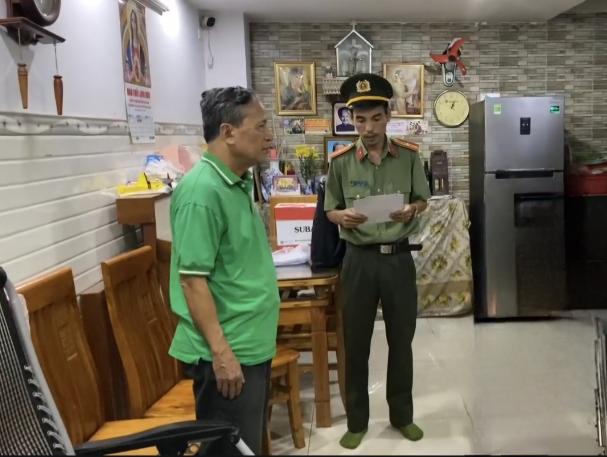 Cơ quan An ninh điều tra Công an TP.HCM tống đạt các quyết định và thực hiện lệnh bắt bị can để tạm giam đối với Trần Văn Linh - đồng phạm của Nguyễn Thị Hường. (Ảnh: CACC)