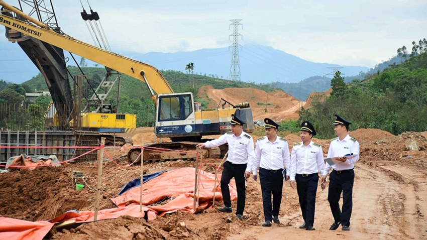 Kiểm toán viên KTNN khảo sát thực tế