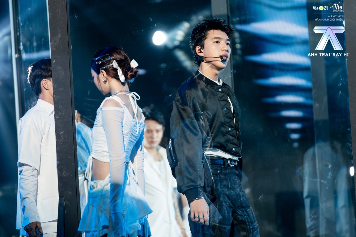 HIEUTHUHAI trình diễn bài hát "Quay đi quay lại"