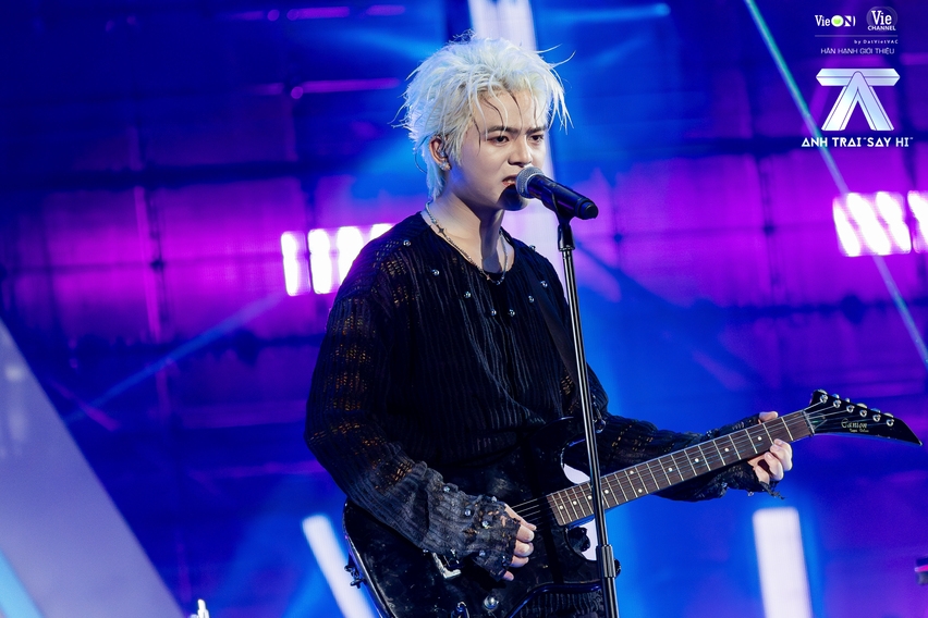 Rhyder là anh trai đầu tiên mở màn phần trình diễn solo tại vòng Chung kết 1