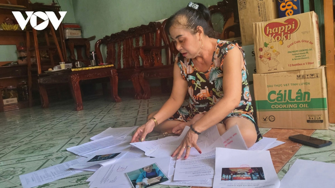 Bà Tâm buồn rầu làm đơn tố giác bà Bảy thế chấp sổ đất giả mượn số tiền lớn rồi bỏ trốn 