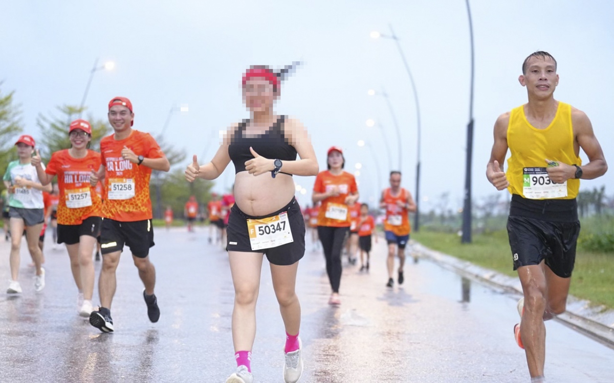 Hình ảnh bà bầu T.T.T. mang thai 29 tuần tham gia giải chạy bộ ở Hạ Long