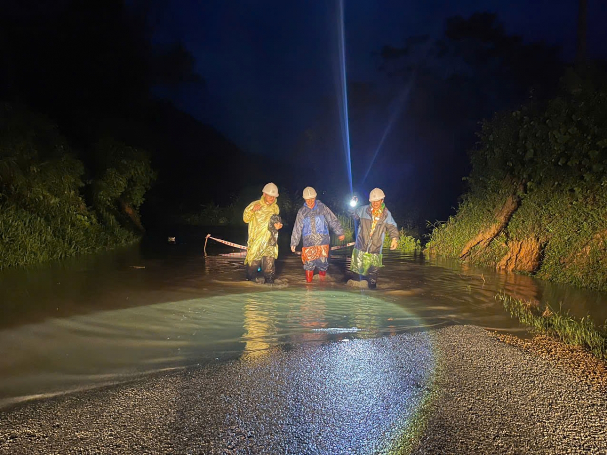 Công nhân điện lực Bắc Kạn đi làm sau bão.