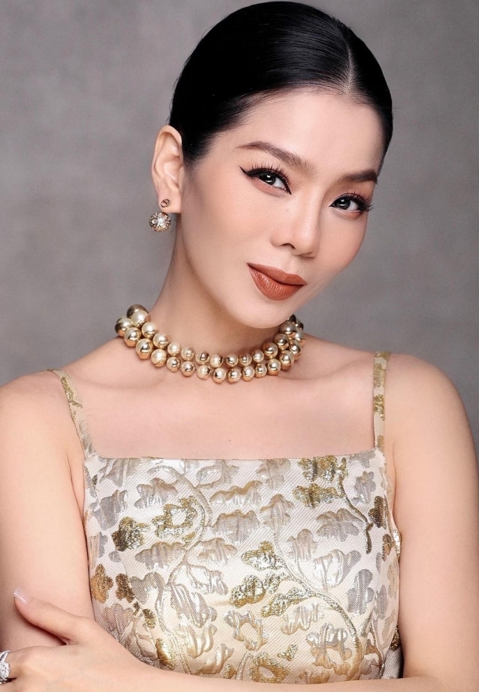 Ca sĩ Lệ Quyên bày tỏ lo lắng khi theo dõi tin tức thời sự. Cô cầu mong bão tan nhanh, không gây ảnh hưởng nhiều đến mọi người. “Nghe thông tin bão lo quá. Mong miền Bắc bình an, Hà Nội yên ổn. Bão suy yếu rồi tan nhanh”, ca sĩ viết.