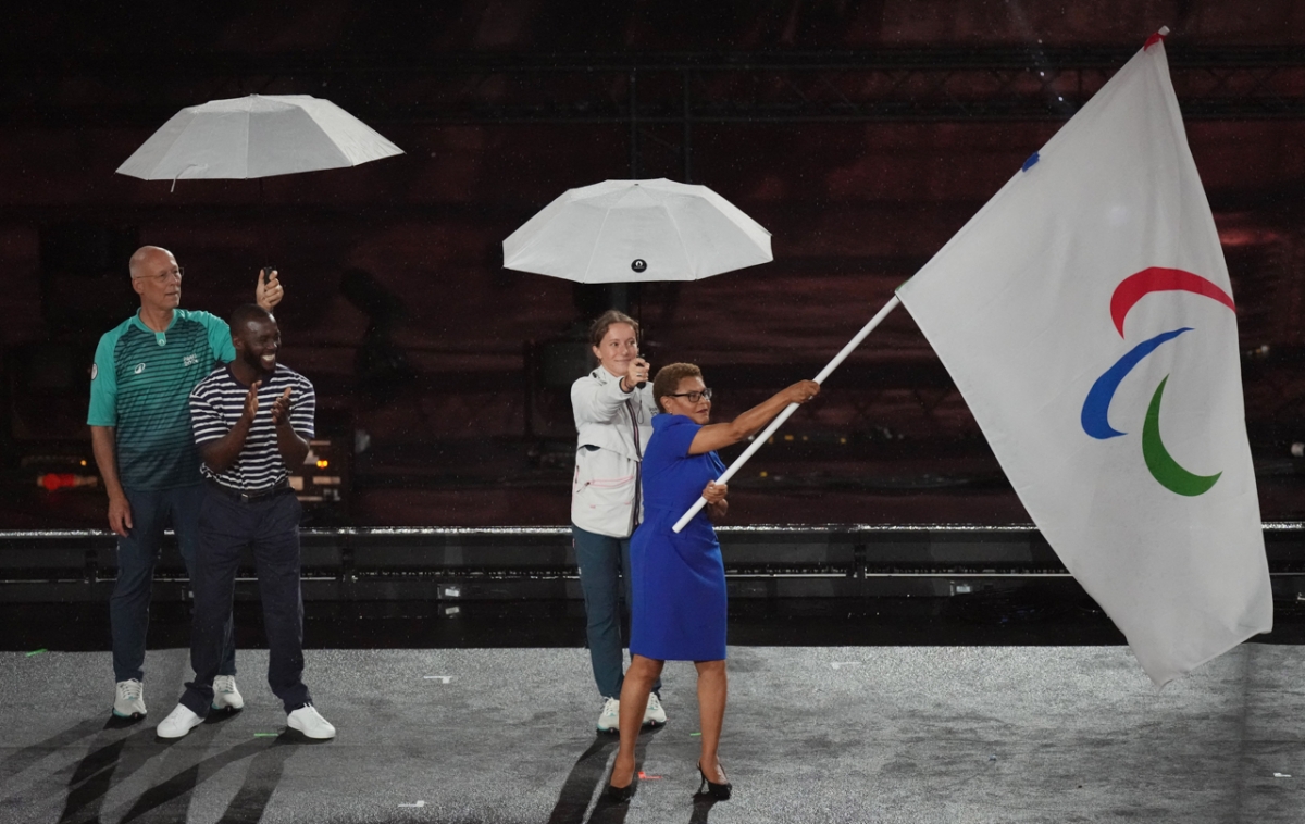 Thị trưởng thành phố Los Angeles, nơi tổ chức kỳ Paralympic kế tiếp, Karen Bass vẫy cờ Paralympic trong lễ bế mạc (Ảnh: Reuters)