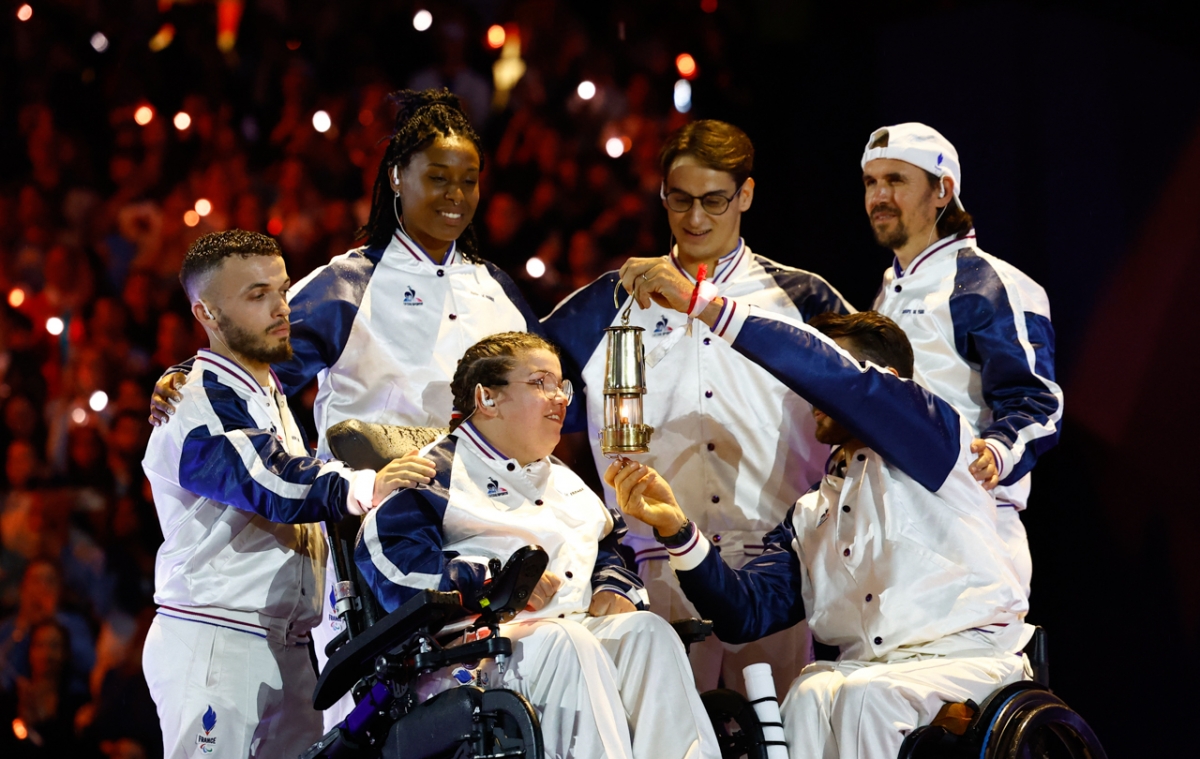 Các VĐV bên ngọn lửa của Paralympic trong lễ bế mạc (Ảnh: Reuters)