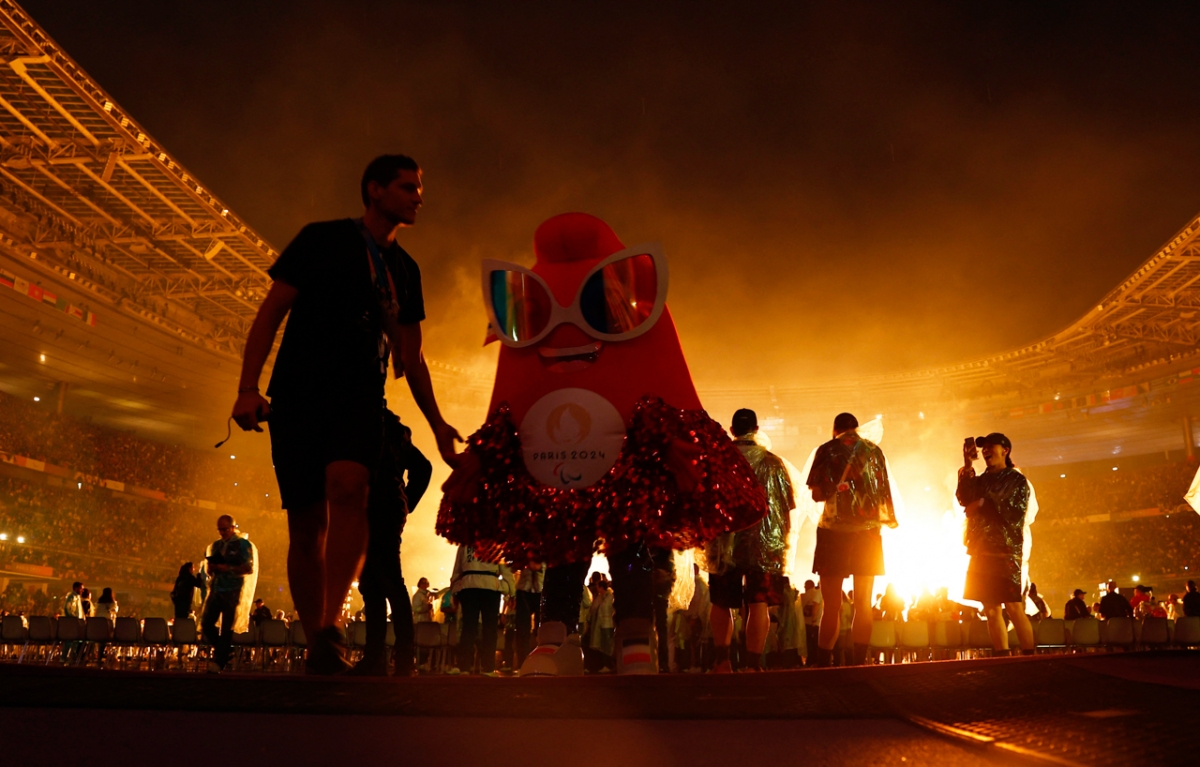 Linh vật của Paralympic Paris 2024 tham gia khuấy động không khí trong lễ bế mạc Paralympic Paris 2024 (Ảnh: Reuters)