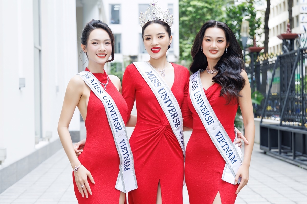 Tân Miss Universe Vietnam Nguyễn Cao Kỳ Duyên (giữa) cùng á hậu 1 Nguyễn Quỳnh Anh (phải) và á hậu 2 Vũ Thúy Quỳnh đọ sắc sau 2 ngày đăng quang. Kỳ Duyên mặc đầm xẻ ngực sâu tôn đường cong S-line.