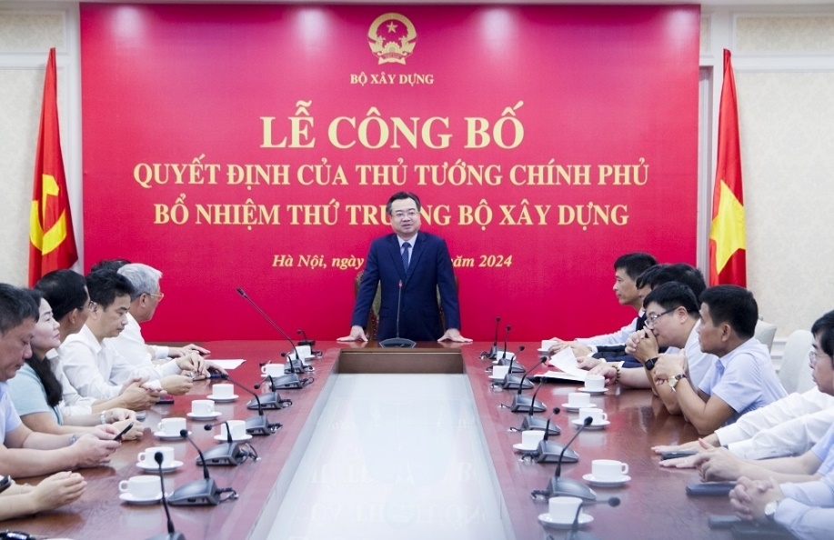 Bộ trưởng Bộ Xây dựng Nguyễn Thanh Nghị phát biểu giao nhiệm vụ cho các đồng chí tân Thứ trưởng.