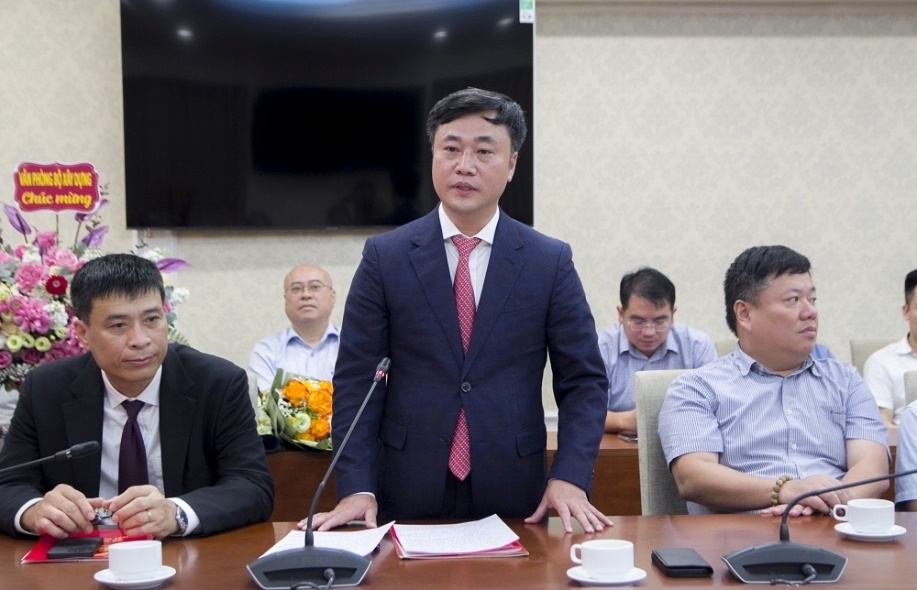 Tân Thứ trưởng Bộ Xây dựng Nguyễn Việt Hùng phát biểu nhận nhiệm vụ.