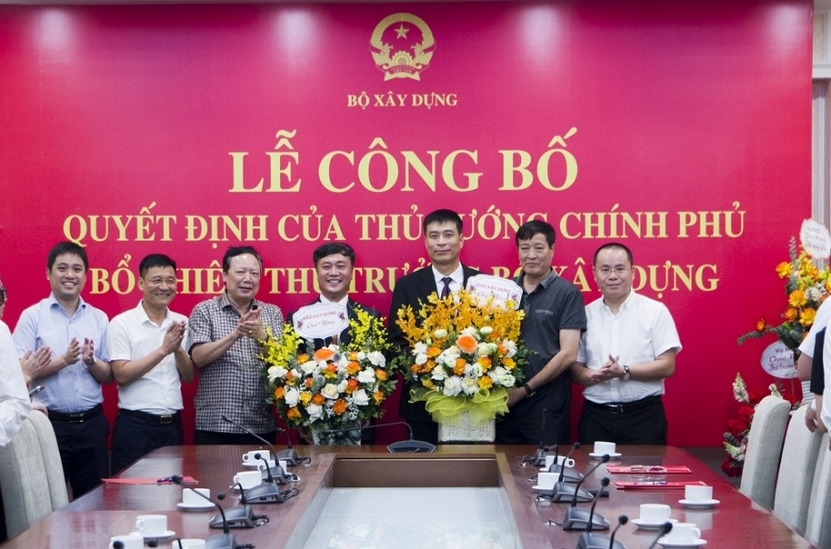 Ban Biên tập Báo Xây dựng tặng hoa chúc mừng 2 đồng chí tân Thứ trưởng.