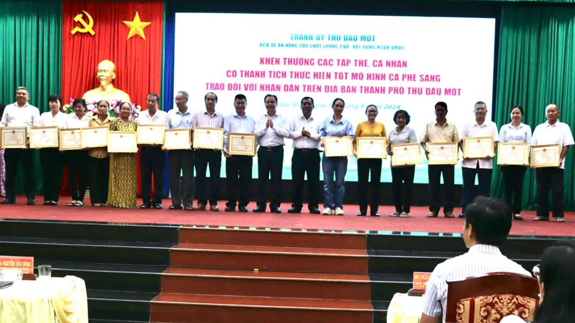 Các cá nhân thực hiện tốt Mô hình "Cà phê sáng trao đổi với nhân dân" được khen thưởng (ảnh: ĐC)