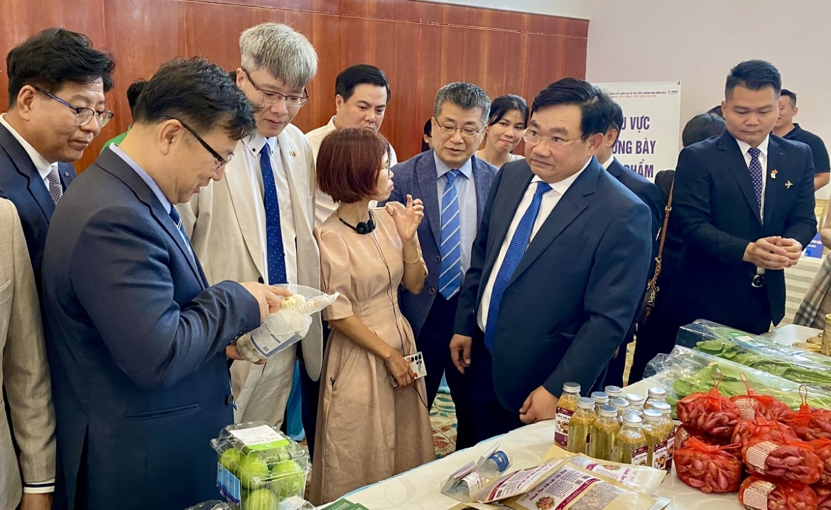 Phó Chủ tịch UBND tỉnh Ninh Thuận Trịnh Minh Hoàng (giữa hàng đầu) đang giới thiệu các sản phẩm của quê hương. (Ảnh: B.H)