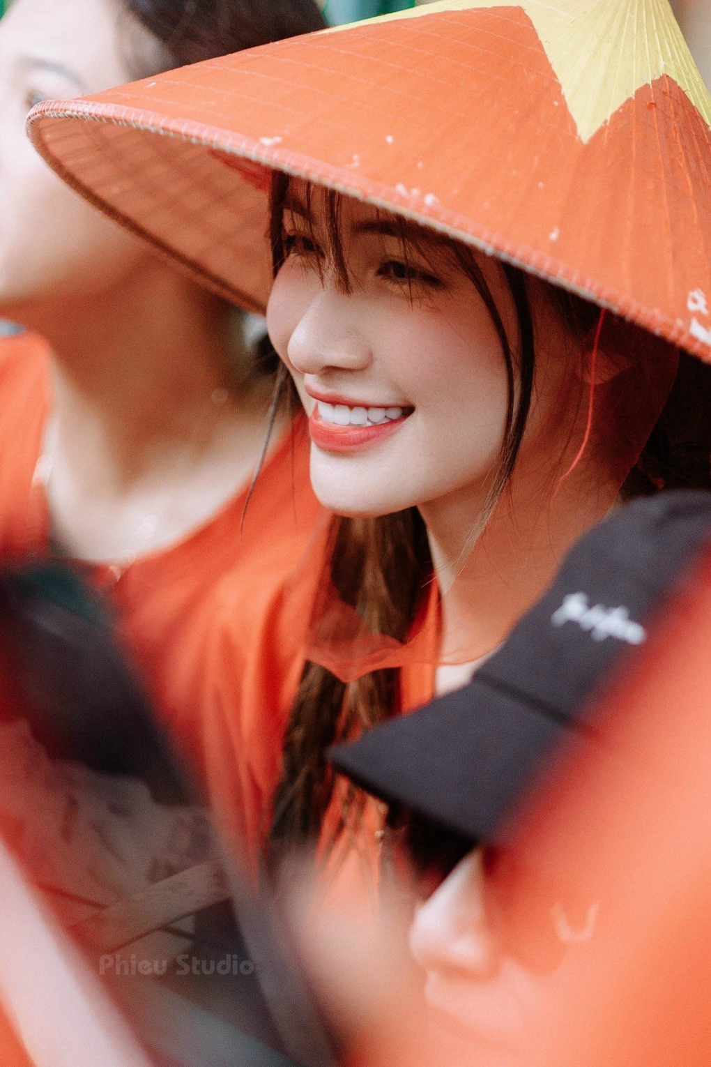Ca sĩ Hòa Minzy đang chờ thông tin phản hồi để được nuôi em bé mất bố mẹ, bà nội và hai anh sau trận lũ tại Làng Nủ, Lào Cai.