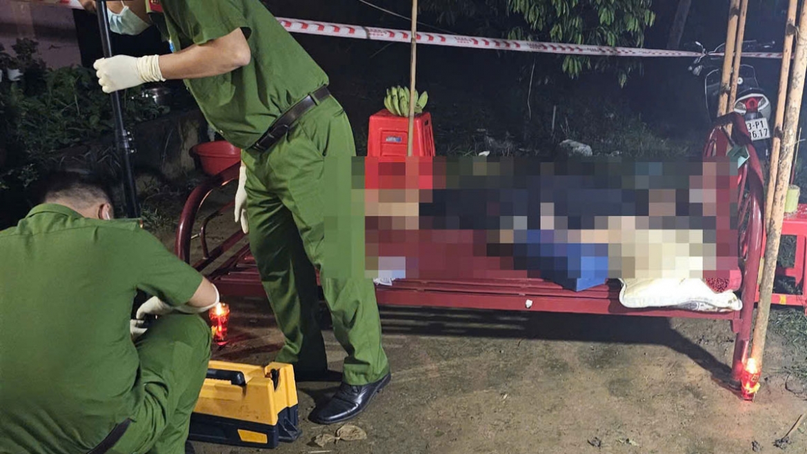 Công an khám nghiệm hiện trường điều tra nguyên nhân vụ việc (ảnh: ĐC)