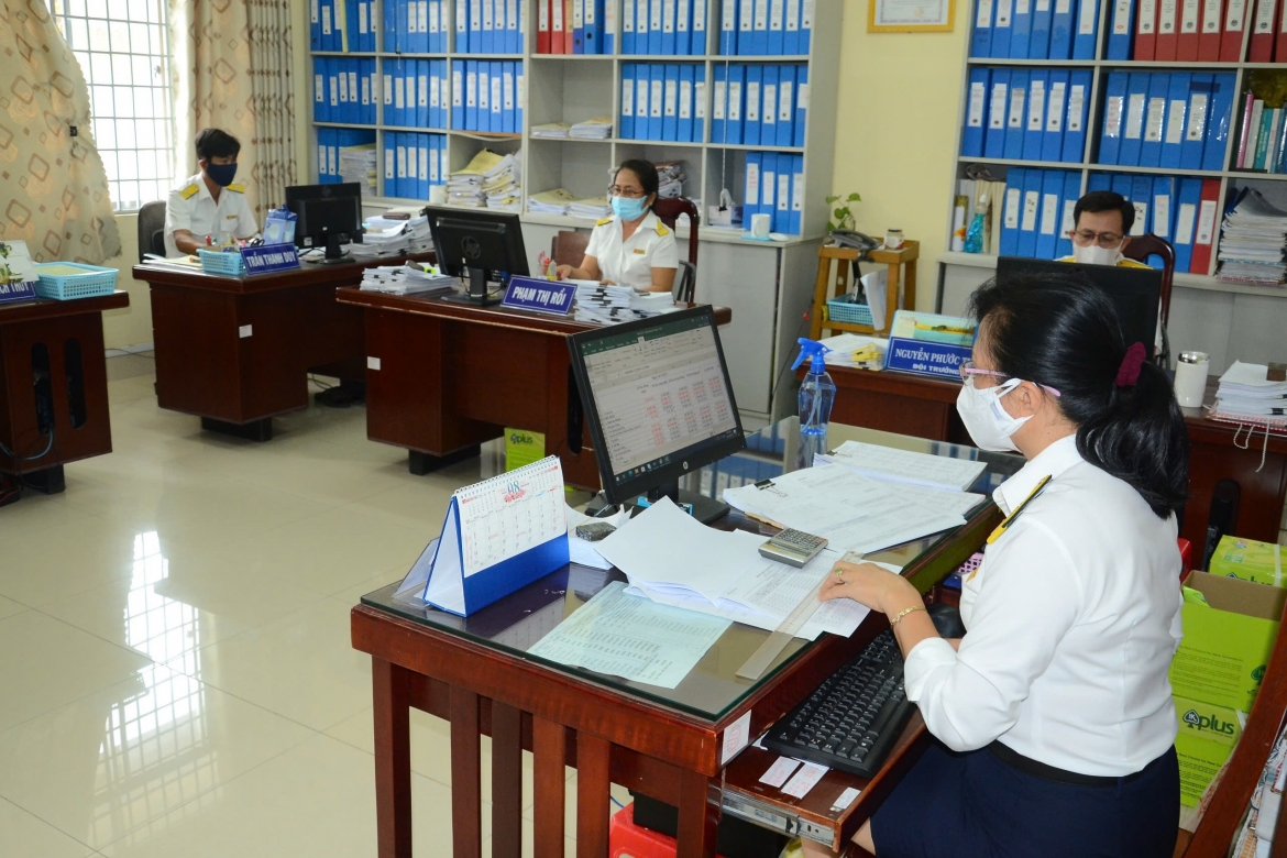 Các cán bộ Cục thuế Tiền Giang đang làm việc