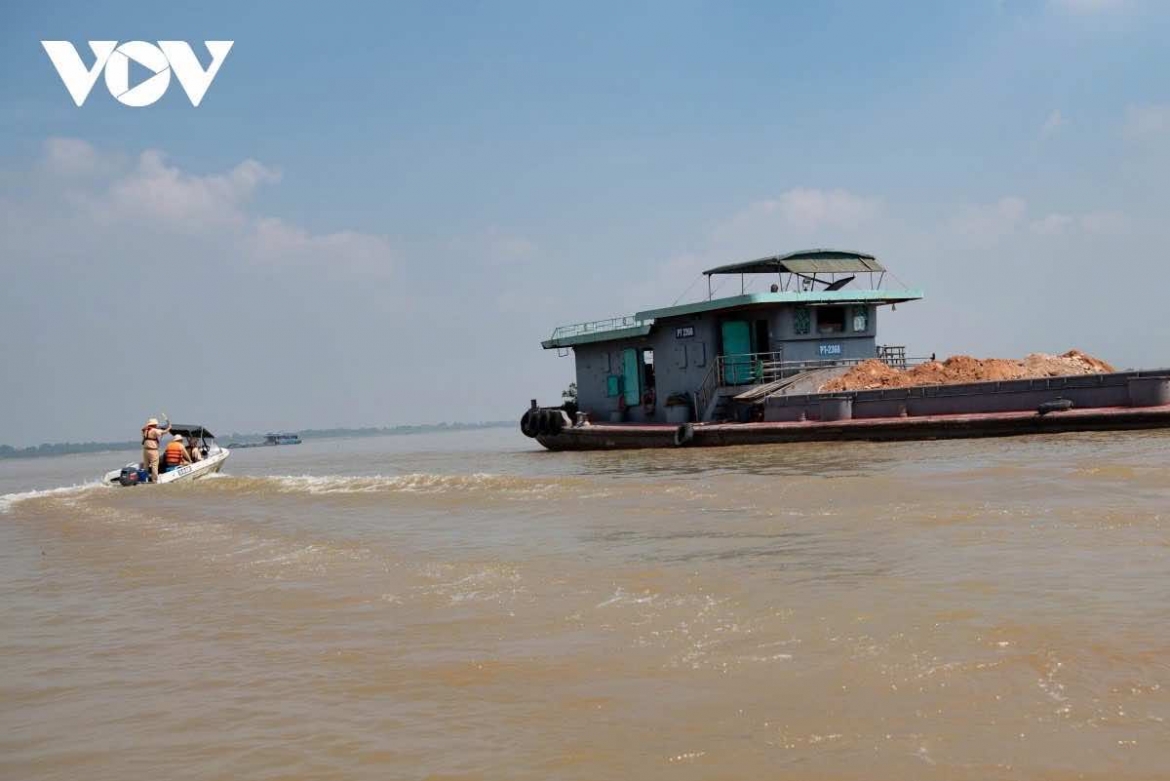 Hà Nội chính thức cấm tàu thuyền hoạt động trên nhiều tuyến sông, hồ