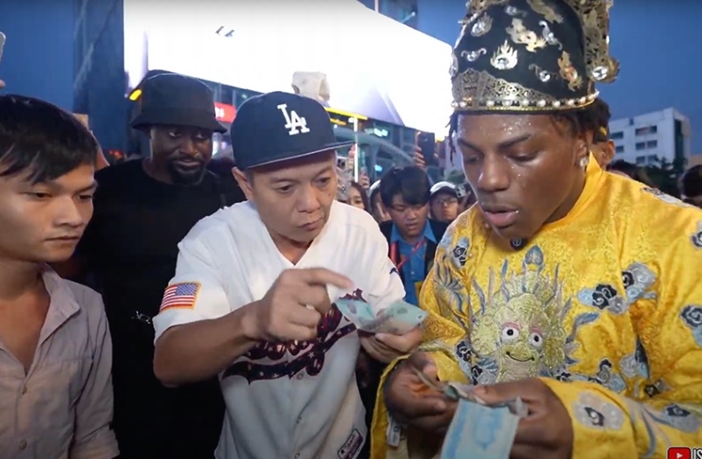 Hành động "xấu xí" của 2 người đàn ông được ghi lại trong nội dung phát trực tiếp của streamer nổi tiếng Ishow Speed. (Ảnh: chụp màn hình)