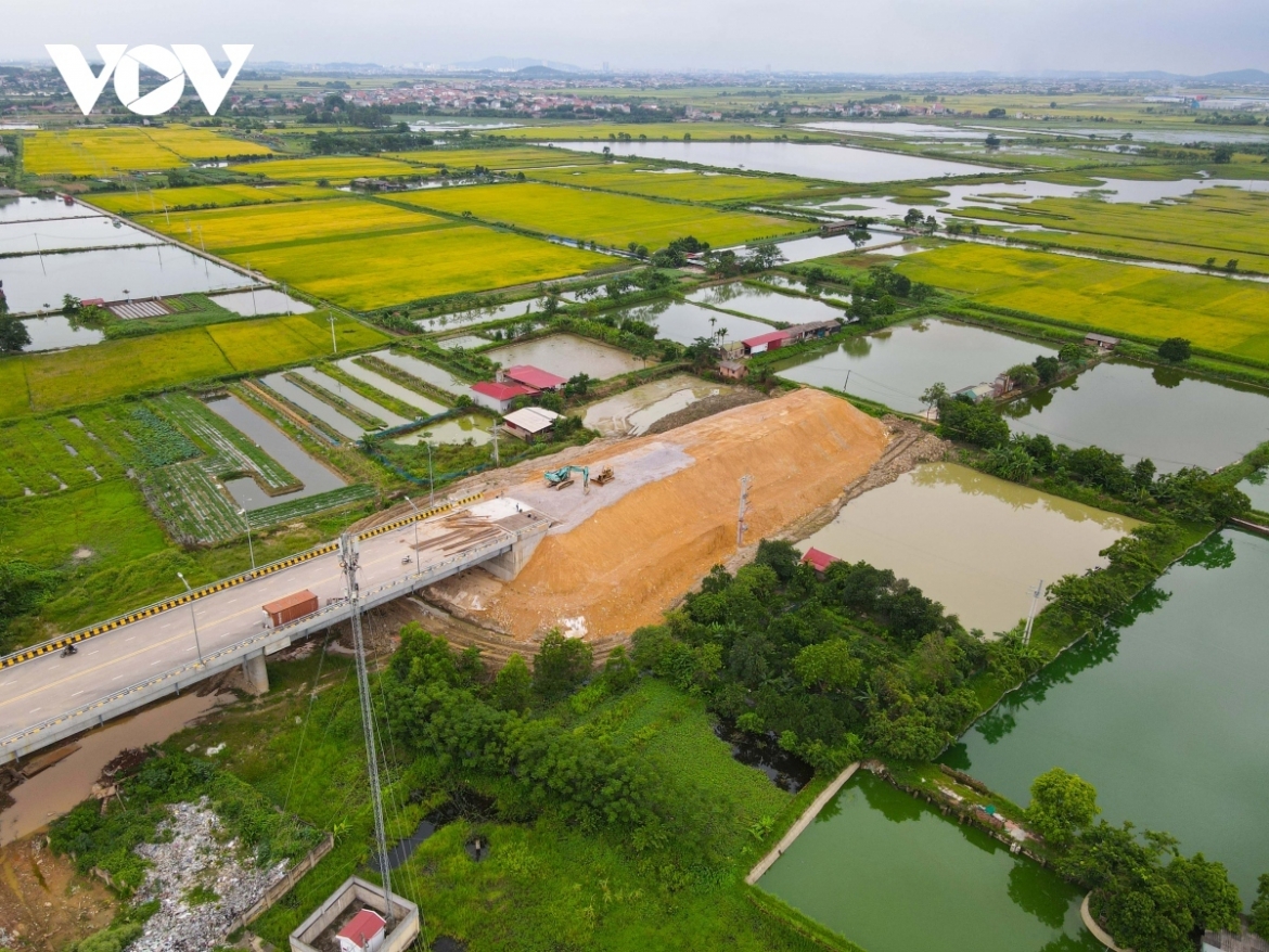 Cầu Hà Bắc 2 vượt sông Cầu nối tỉnh Bắc Giang và Bắc Ninh trị giá gần 400 tỷ đồng đã hoàn thành xây dựng gần 1 năm nay nhưng vẫn chưa thể đi vào sử dụng