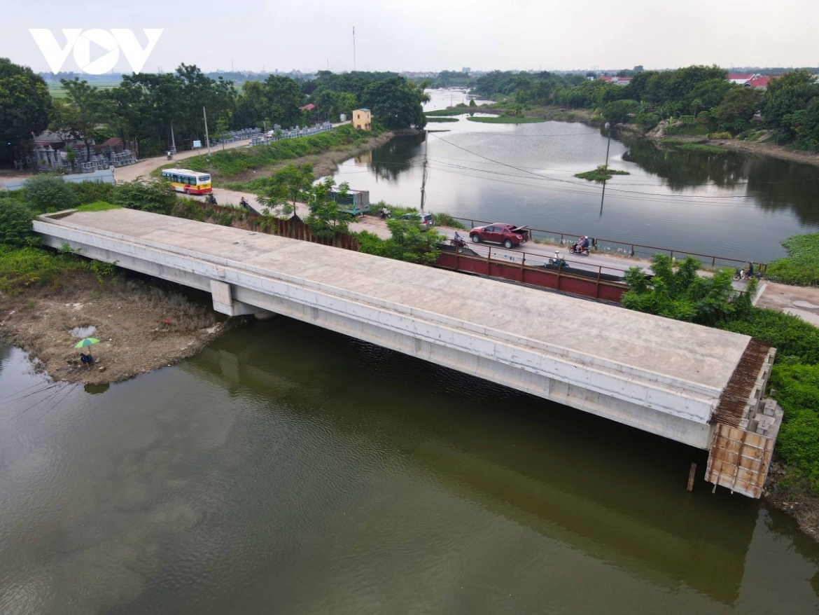 Dự án cầu Nét (Bắc Ninh) có tổng mức đầu tư gần 120 tỷ đồng được triển khai thi công từ tháng 9/2020 và dự kiến hoàn thành trong tháng 12/2021. Tuy nhiên, đến nay chưa thể đi vào sử dụng