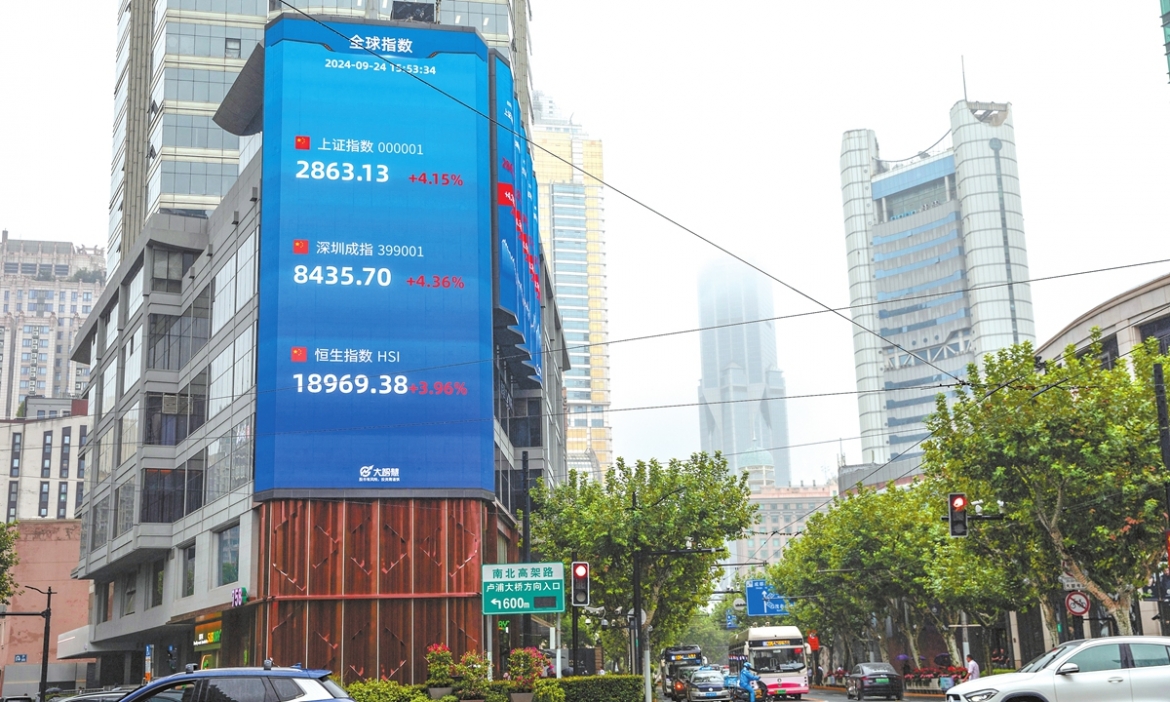 Chỉ số chứng khoán ở Thượng Hải, Thâm Quyến và Hong Kong đã đồng loạt tăng trong ngày 24/9 sau loạt chính sách tiền tệ thúc đẩy nền kinh tế của Trung Quốc. Ảnh: VCG