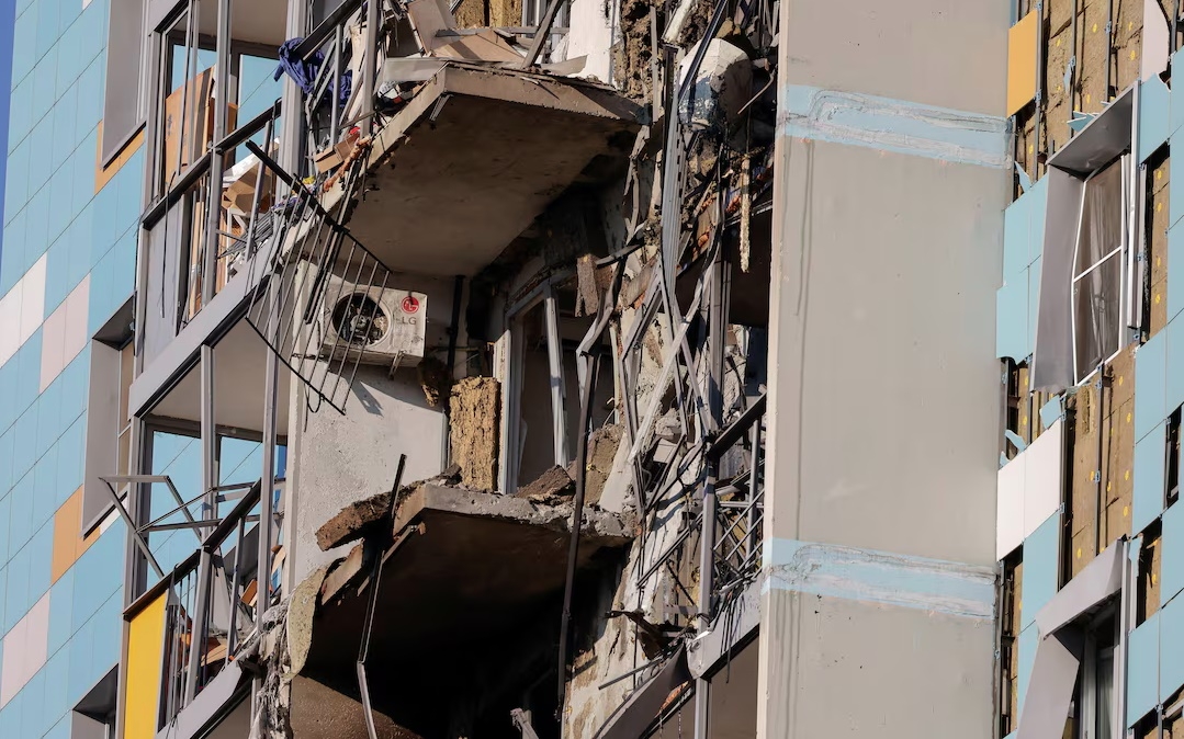 Chung cư ở tỉnh Moscow (Nga) bị hư hại sau vụ tập kích UAV của Ukraine. Ảnh: Reuters.