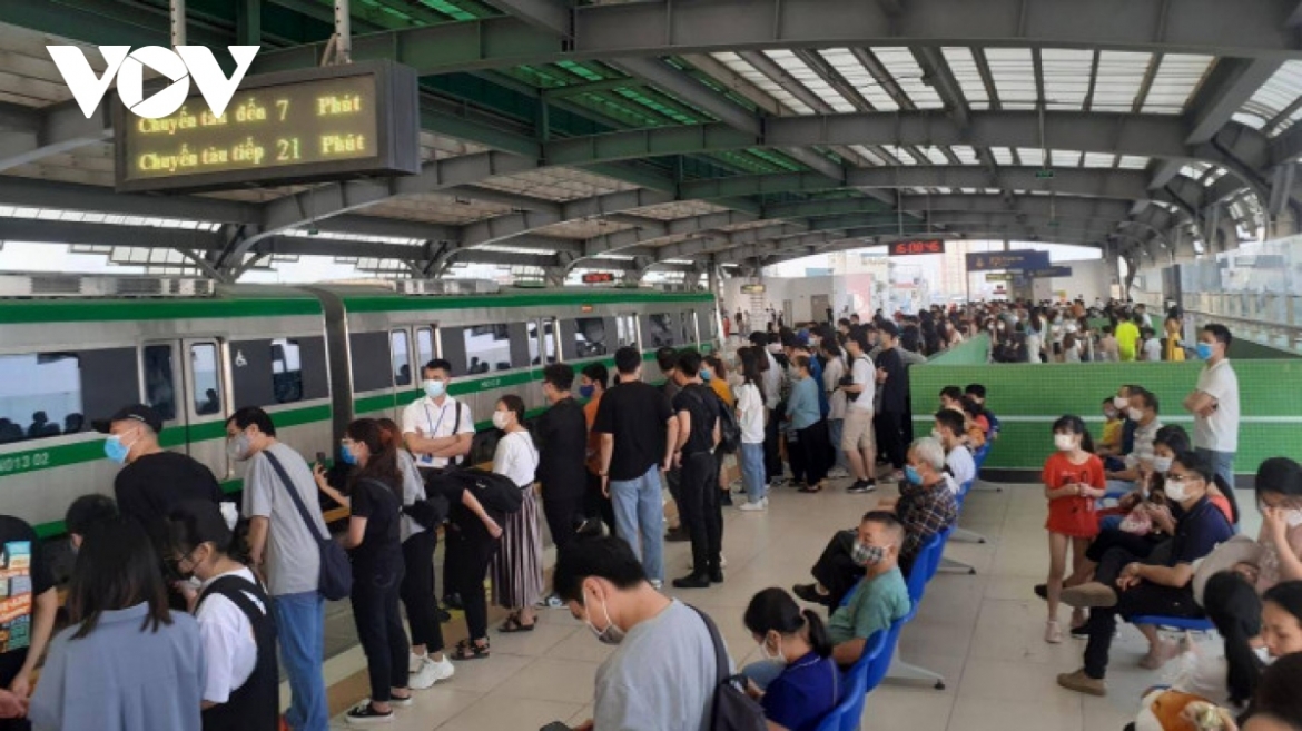 Hành khách đi tàu Cát Linh - Hà Đông.