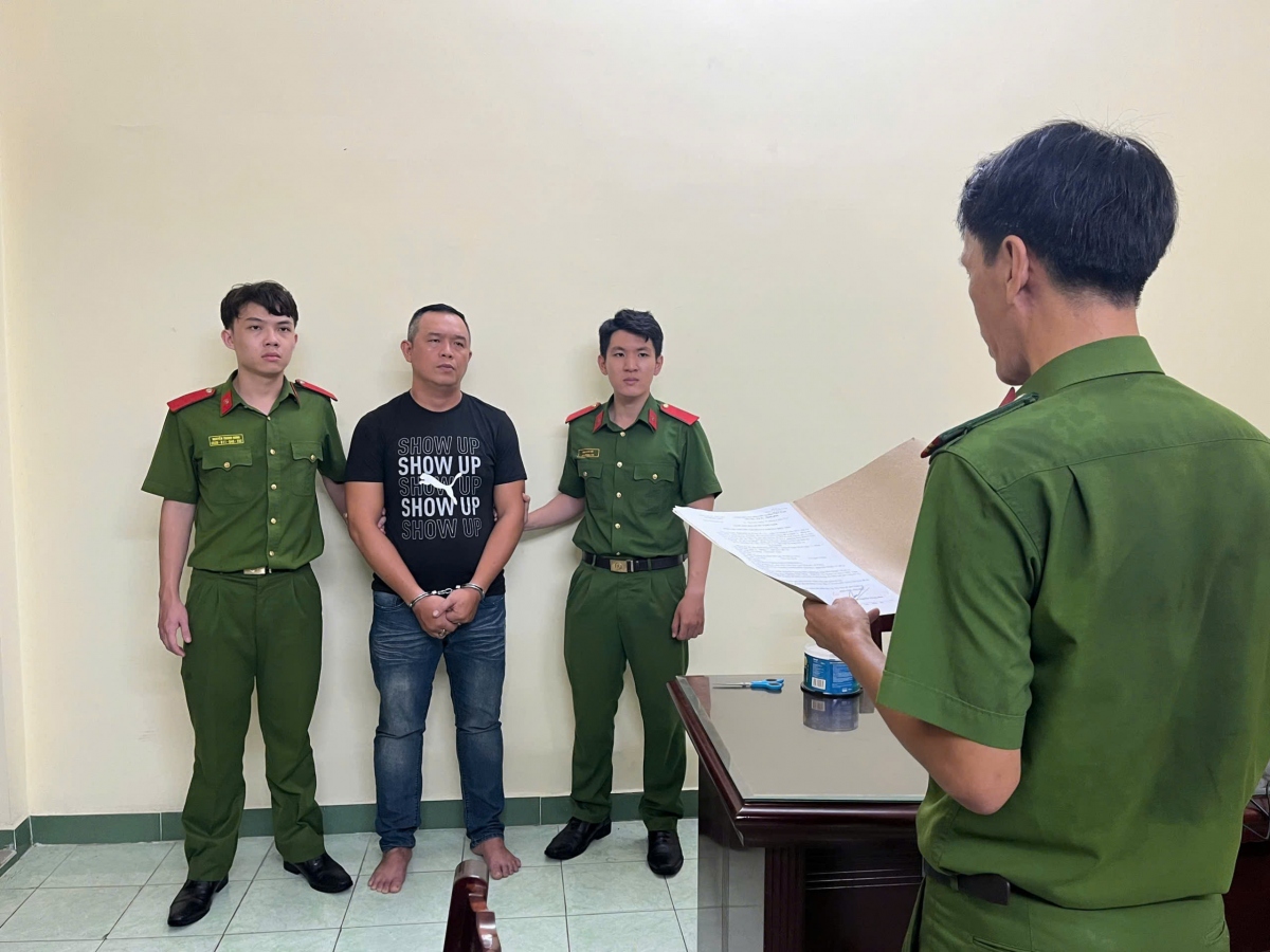 Cơ quan điều tra tống đạt các quyết định khởi tố vụ án, khởi tố bị can, lệnh bắt tạm giam đối với ông Ngô Đức Giang. (Ảnh: CACC)