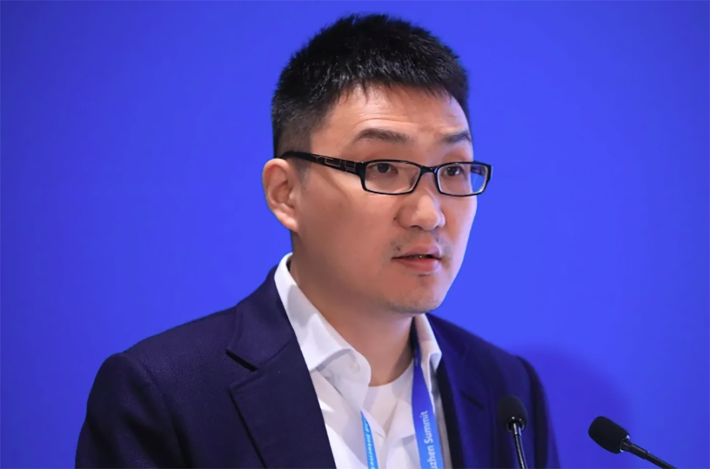 Tuy nhiên, tỷ phú Colin Huang chỉ giữ vị trí này được 18 ngày thì bị ông chủ nước đóng chai Zhong Shanshan vươn lên giành ngôi vị số 1 với khối tài sản trị giá 50 tỷ USD.