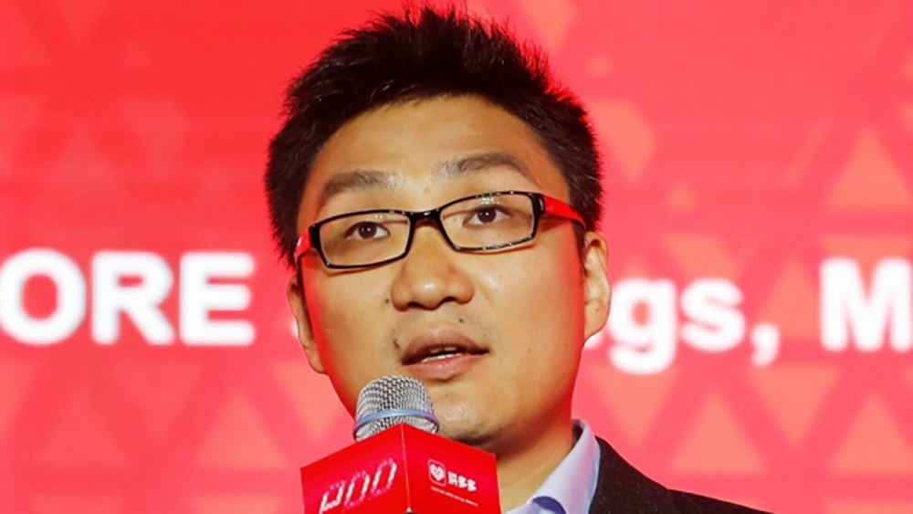Năm 2021, Colin Huang đã từ chức chủ tịch PDD Holdings do ông thành lập tại Thượng Hải, hiện đặt trụ sở tại Dublin (Ireland). Tuy rời khỏi vị trí chủ tịch, Colin Huang vẫn nắm lượng lớn cổ phần trong PDD Holdings.