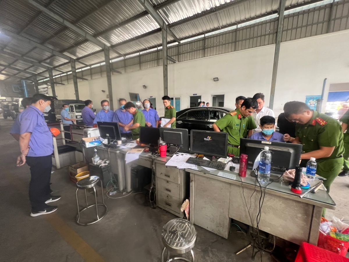 Công an khám xét nơi làm việc của các đối tượng tại Trung tâm đăng kiểm 60-04D. (Ảnh: CACC)