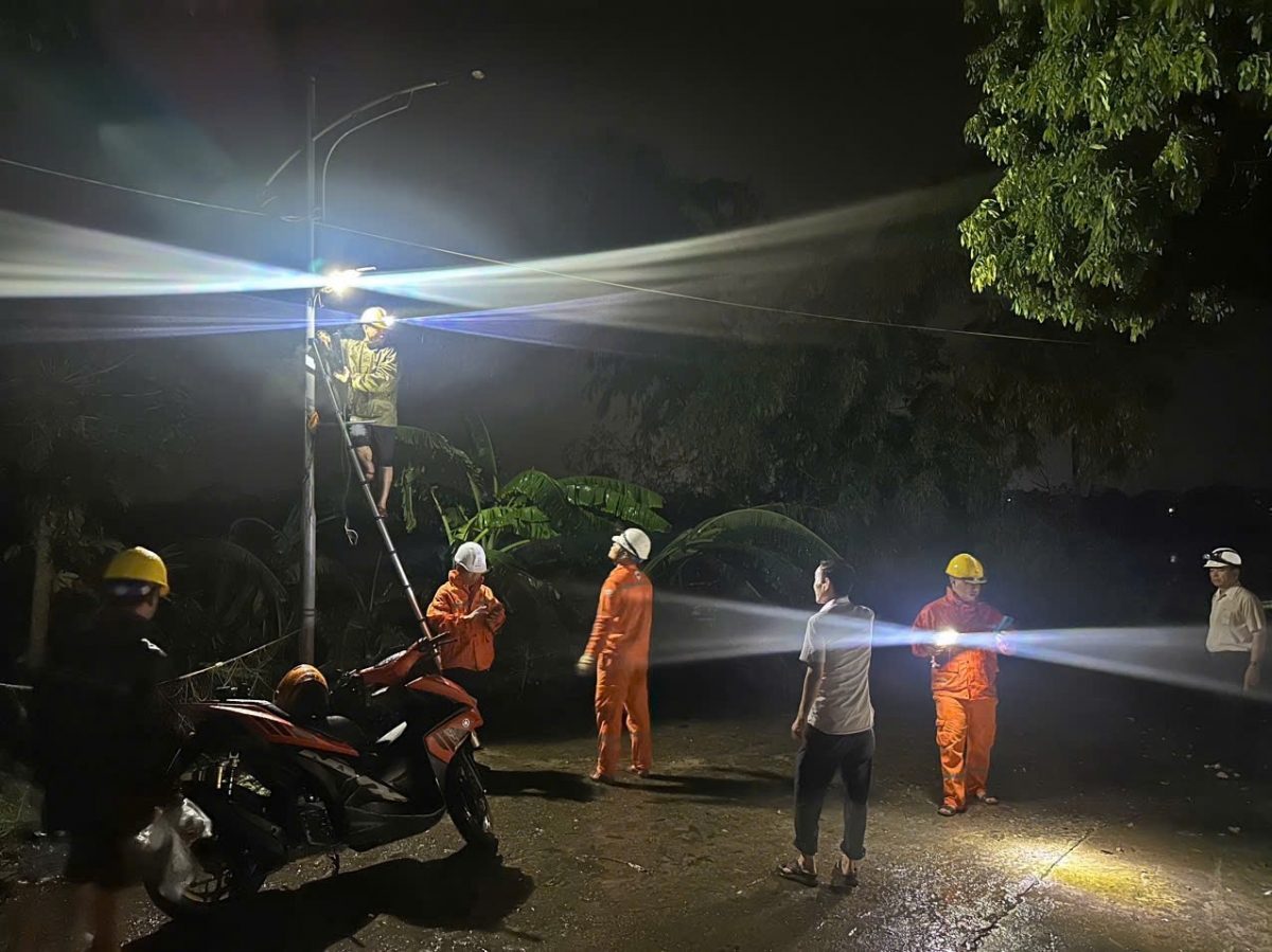 Tại Phú Thọ: khu vực Đoan Hùng, Hạ Hòa đang có 555 khách hàng bị ảnh hưởng gián đoạn cung cấp điện. 