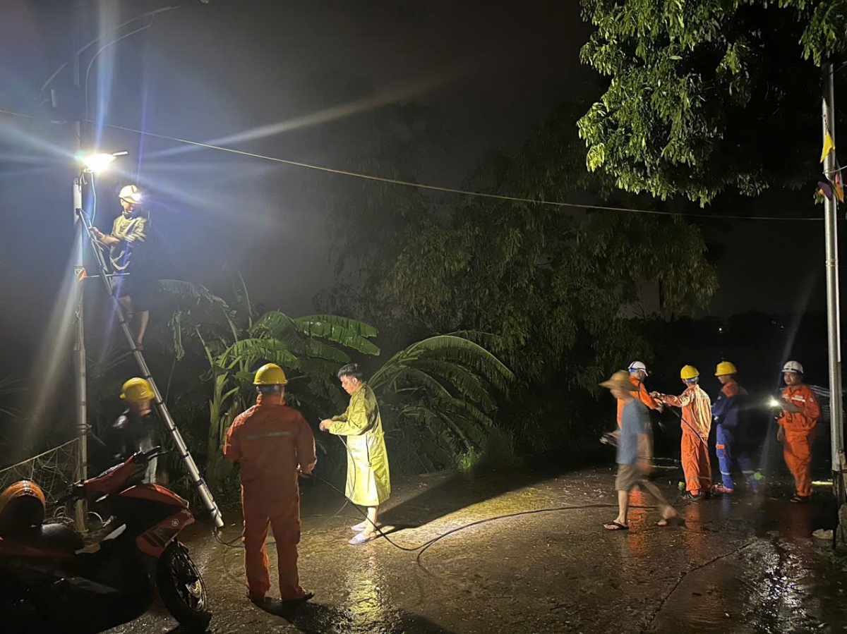 Công tác cấp điện ngay trong đêm của Công ty Điện lực Phú Thọ kéo đèn chiếu sáng phục vụ lắp đặt cầu phao để đảm bảo giao thông tạm thời cho người dân.