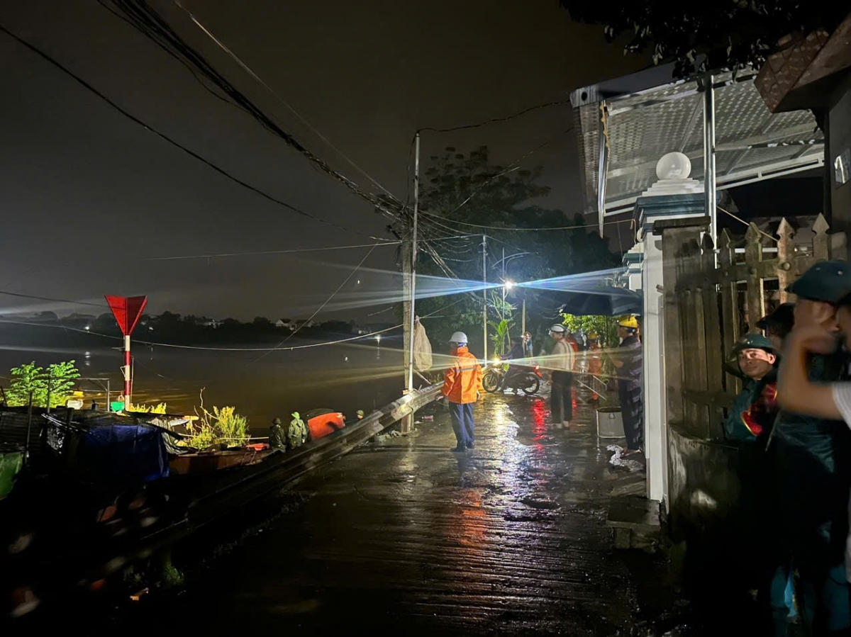 Công tác cấp điện ngay trong đêm của Công ty Điện lực Phú Thọ kéo đèn chiếu sáng phục vụ lắp đặt cầu phao để đảm bảo giao thông tạm thời cho người dân.