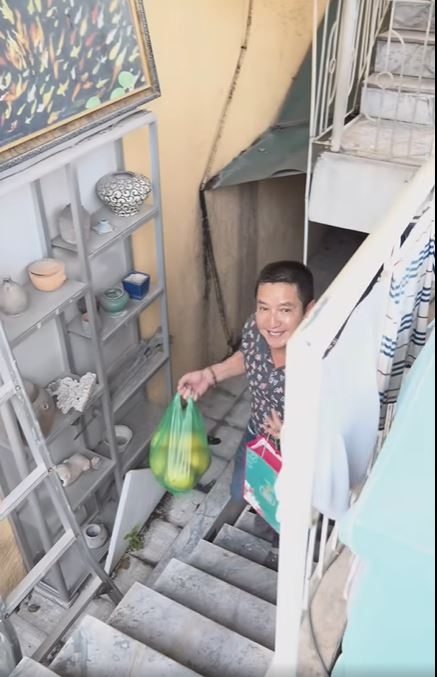 Mới đây, NSƯT Chí Trung thu hút sự chú ý khi đăng tải một clip chia sẻ về chỗ ở hiện tại của mình. Theo nội dung clip, Chí Trung đang sống tại một khu tập thể cũ dành cho giới nghệ sĩ nằm ở số 1 Tràng Tiền, Hà Nội.
