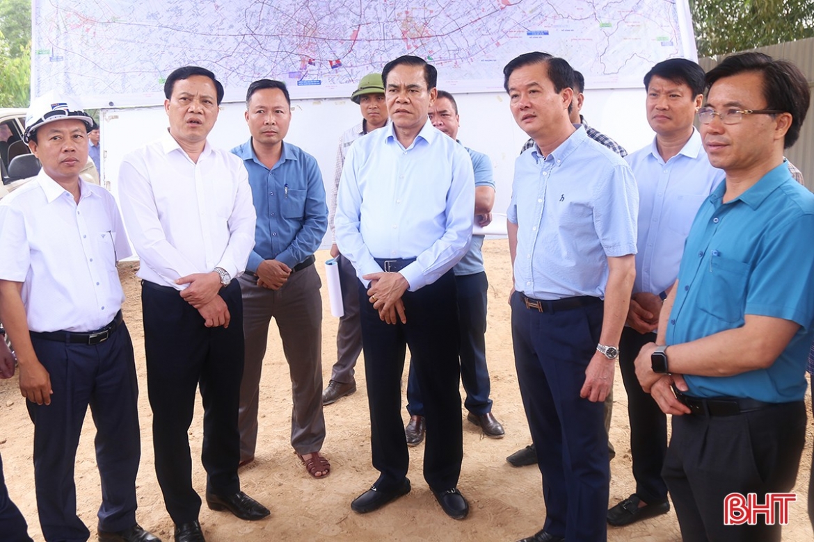 Đặc biệt có 9/44 địa phương, đơn vị chưa giải ngân vốn như: Trường Cao đẳng Nguyễn Du, UBND xã Mỹ Lộc, Công ty TNHH MTV thủy lợi Nam Hà Tĩnh... Ảnh: Chủ tịch UBND tỉnh Võ Trọng Hải kiểm tra công tác GPMB dự án cao tốc Bắc - Nam qua huyện Thạch Hà (Nguồn: Báo Hà Tĩnh)